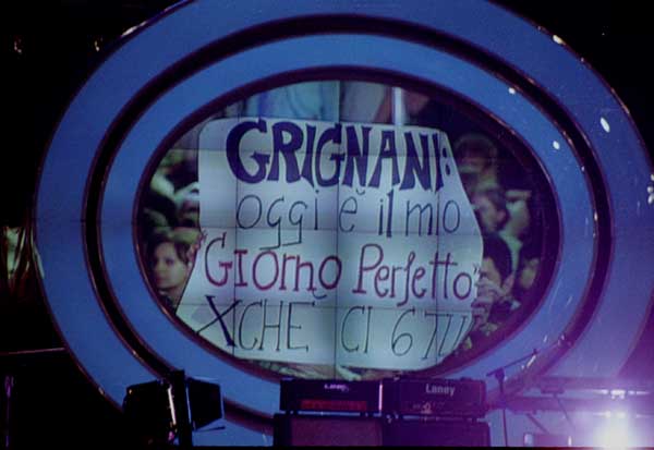 Gianluca Grignani osannato dai suoi fans.