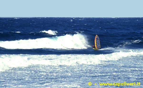 Windsurf all'Elba. Oggi il vento spinge di brutto e ci surfiamo volentieri questi 4 metri d'onda... Hang loose!